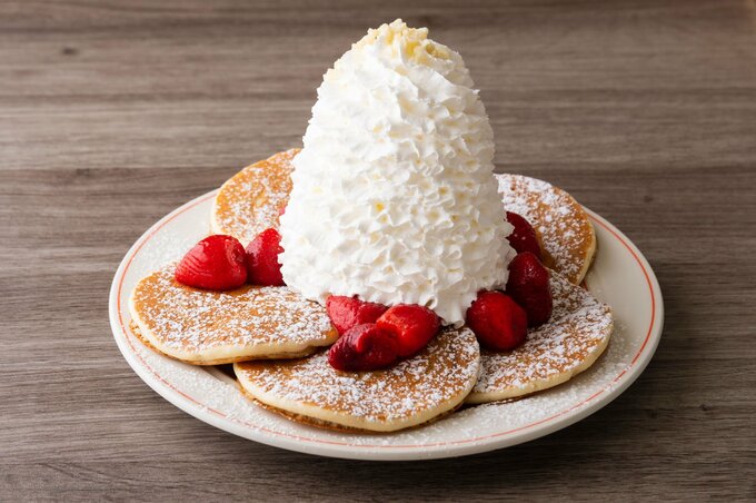 ホイップクリーム、ストロベリーホイップとマカダミアナッツ（1380円）