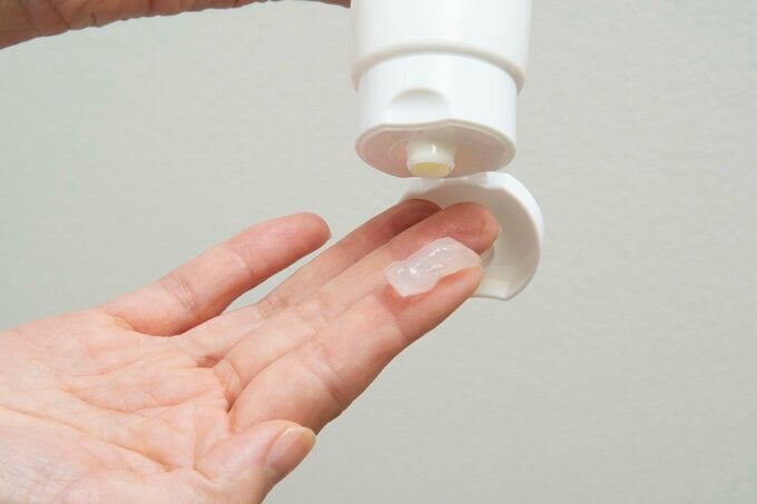両手のひら程度の範囲に塗る場合、「指の関節1つ分」が目安