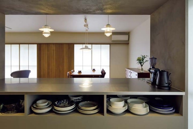 キッチン側はオープン収納になっているLDとの境界に設けたカウンター