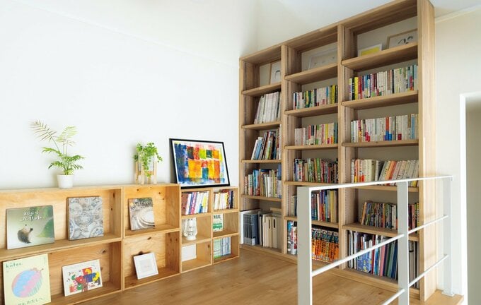 本棚が並んだスペース