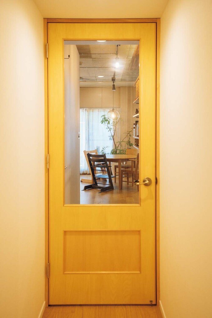 ガラス面の多いリビング扉