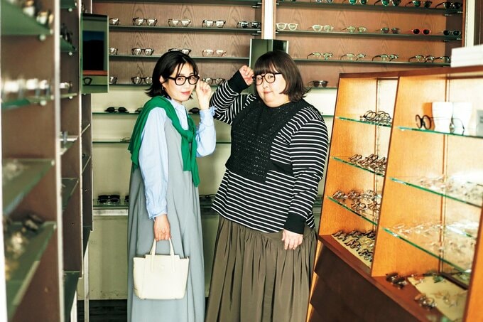 眼鏡をかけた2人の女性