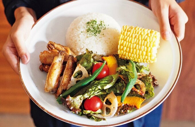 お料理を持つ様子