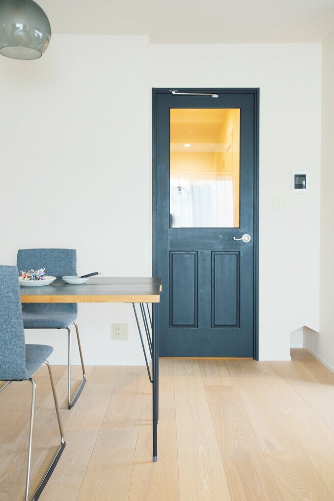 家の形にくり抜かれたキャットスルー