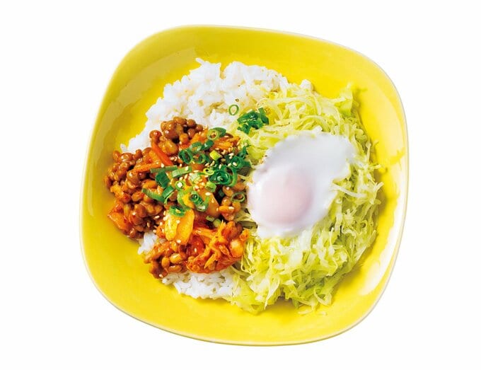 キムチ納豆や千切りキャベツ、卵がのった丼もの