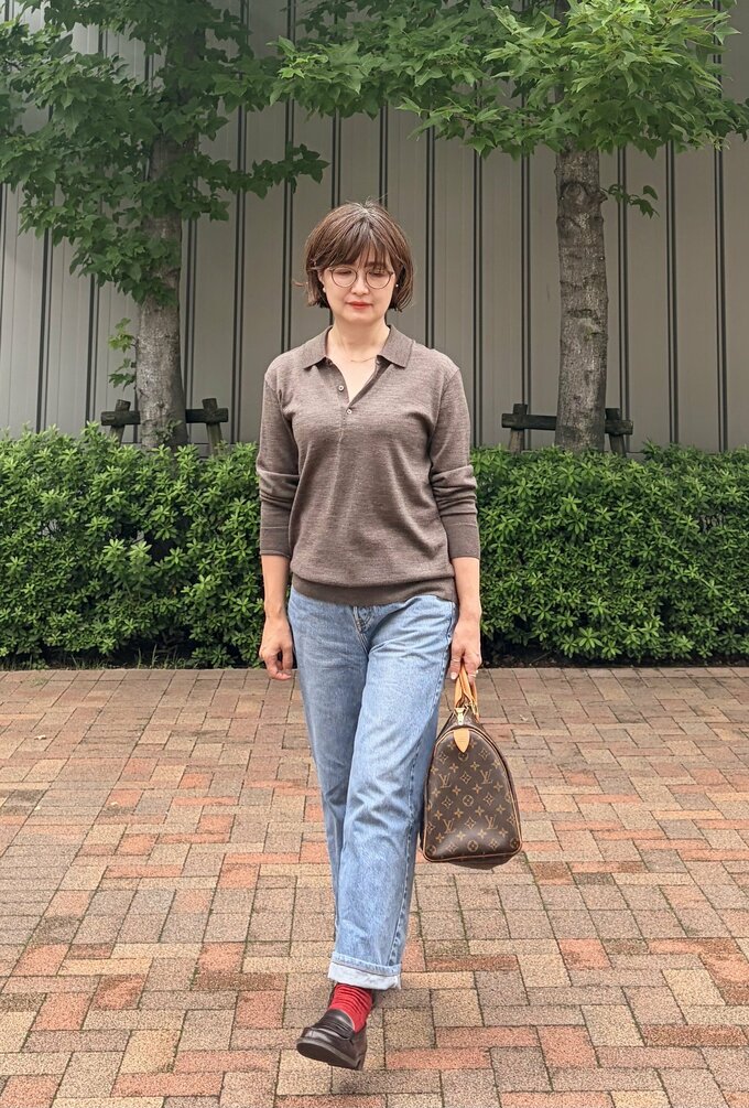 デニムにローファーを合わせたコーデ