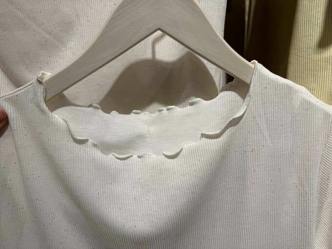 Tシャツ首元の写真