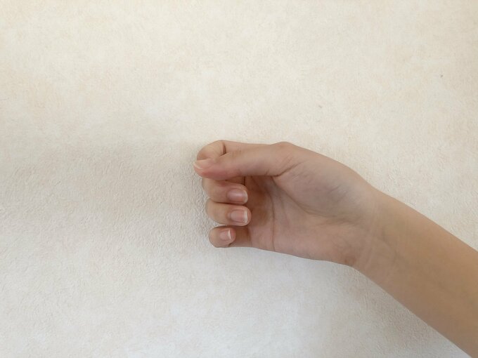 壁をコンコンとたたいて下地の位置を見つける