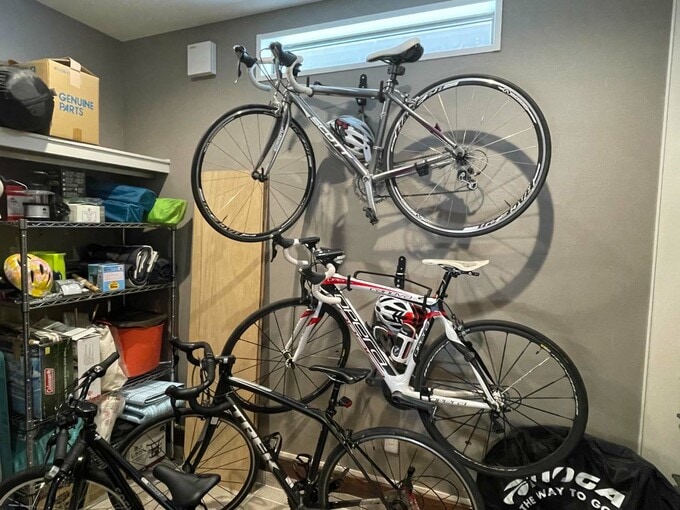 壁かけ収納している自転車