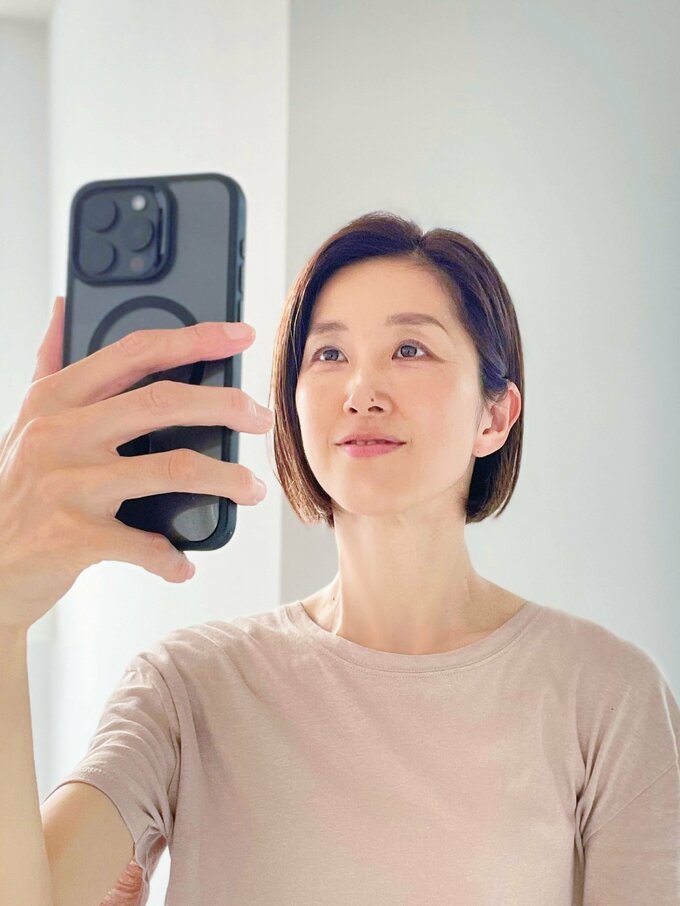 自撮りする女性