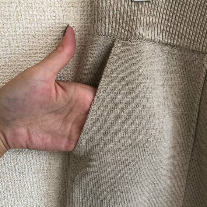 両脇には大きめのポケット