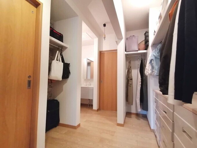 ウォークスルークローゼットと洗面所