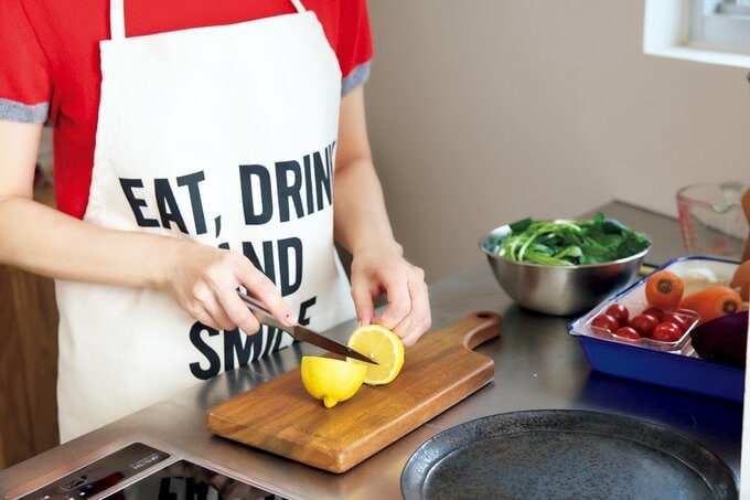 カッティングボードでレモンを切る様子