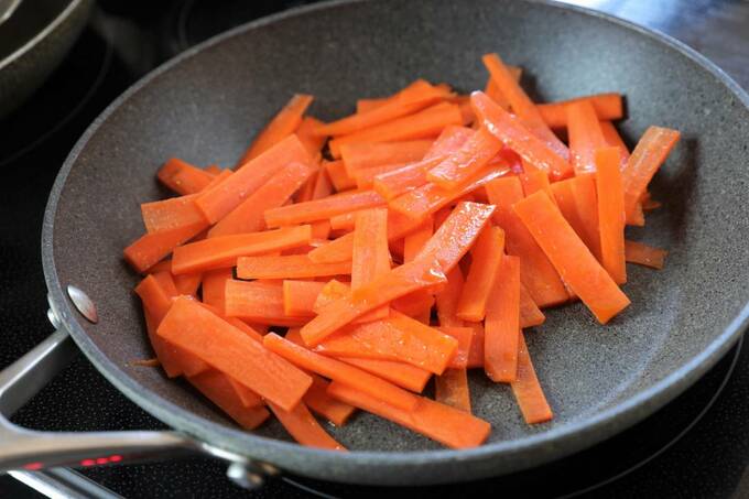フライパンにニンジン