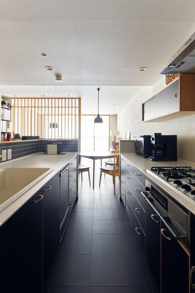 キッチンから窓まで一直線に視線が抜ける間取り