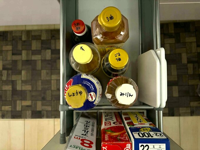 フタに調味料名が書き込まれた調味料