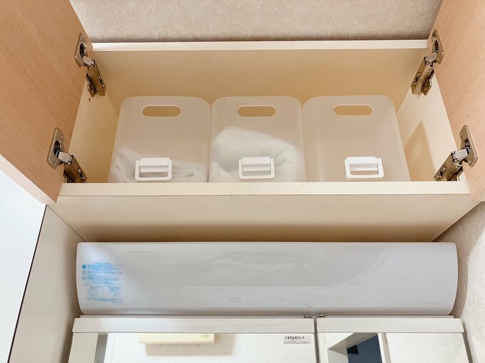 取っ手をつけた収納ボックスが3つ並んでいる図