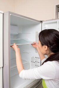 庫内をからっぽにし、トレーやケースを外してからクロスでふく