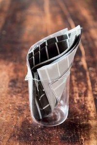 ペーパーナプキンはガラス容器に立てて