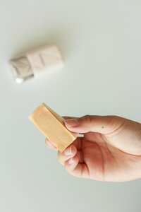 スポンジの面、全体にファンデーションを塗る。