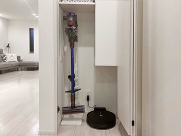 新居のLDK階段下を「ロボット掃除機が自動で出入りする収納」に。家事の悩みがほぼ消えた