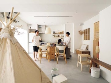 【マンションリノベ事例】43㎡の空間をカフェ風に。LDKに室内窓をつくり廊下や玄関も明るい！