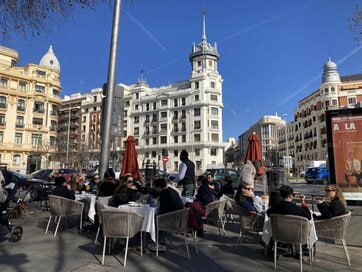 スペイン人は寒くてもうるさくても「テラス席」を選ぶ。日本とは違う海外の光景4つ