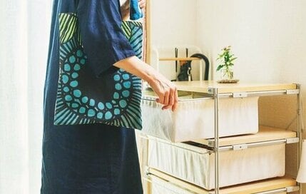 50代の「玄関収納」に無印良品のシェルフが大活躍。“キャスターつき”なのがポイント