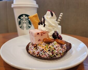 スタバの「ミックスパフェケーキ」が話題！かわいすぎる見た目はまるで宝箱