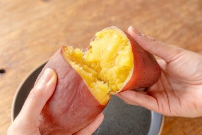 サツマイモは炊飯器で蒸すのが最高においしい。バニラを添えてリッチなデザートにも