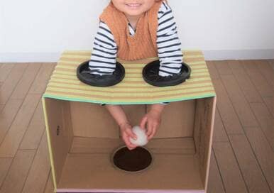 ダンボールと100円グッズで簡単に遊べる！箱の中身当てゲーム