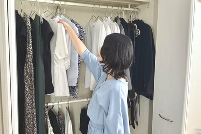 40代、身軽に暮らす人の「クローゼット収納」3つ。服もバッグも“かけるだけ”、みるみる片付く