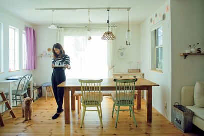 【余白】と【カゴ】を上手に使って。ものが多くてもスッキリ見えるお宅を拝見