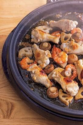 おうちパーティが盛り上がる。ホットプレートで鶏手羽元とエビのアヒージョ風