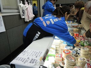 常連さんとの交流も楽しみながら、戦利品をチェック!