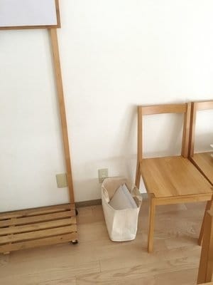 イスとバスケット