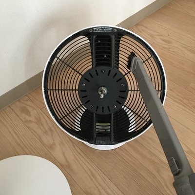 ほこりはまず掃除機で吸い取る