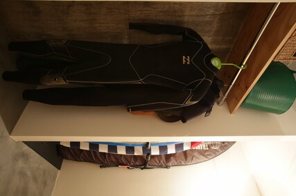 p39 中段左スーツとボードの写真