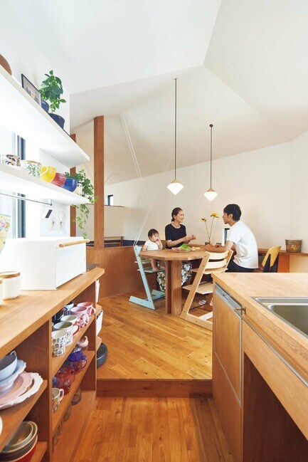 キッチンからリビングを見る