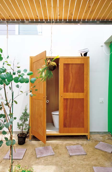 中庭にあるトイレ