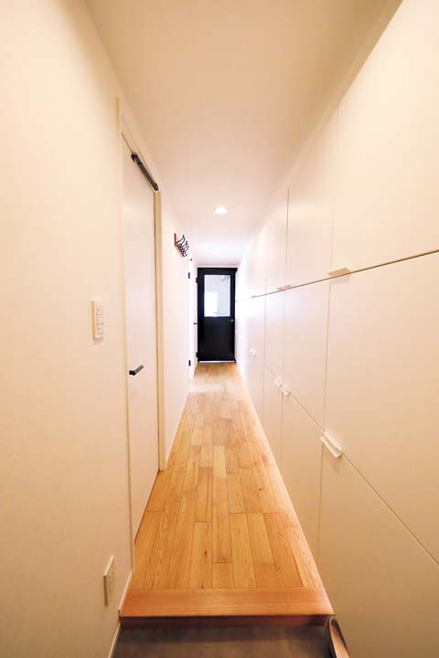 廊下の壁を壁面収納に