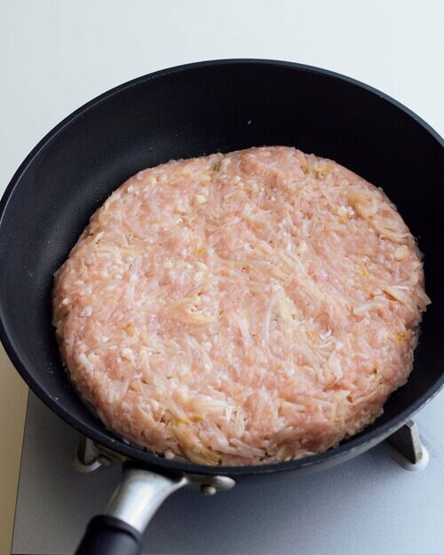 フライパンに大判つくね