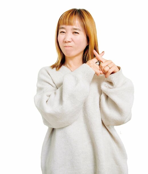 手でバツ印をするくぅちゃんさん