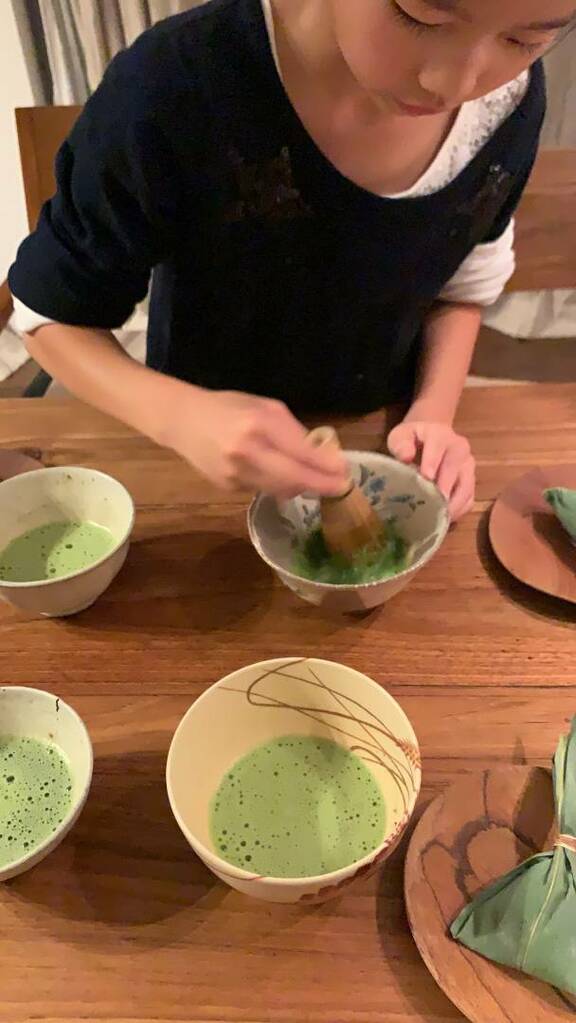 抹茶をたてる子ども