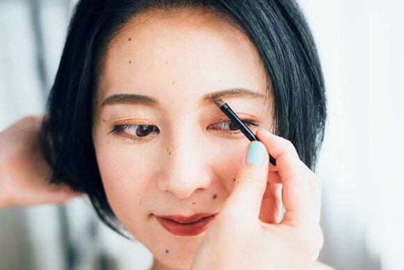 眉セット中の女性