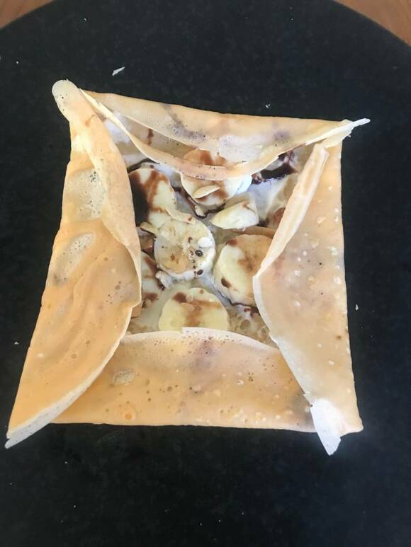 ナッツとバナナの生地を折りたたむ