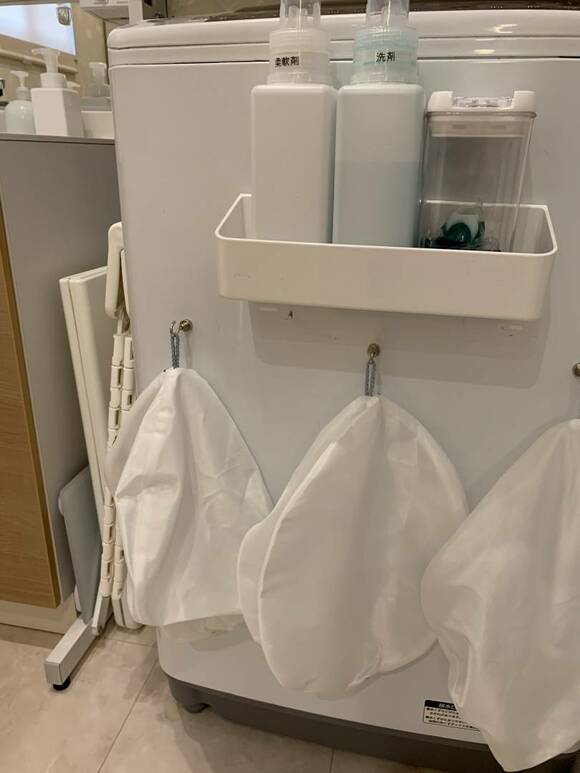 洗濯機の前面にマグネット式のトレーをつける