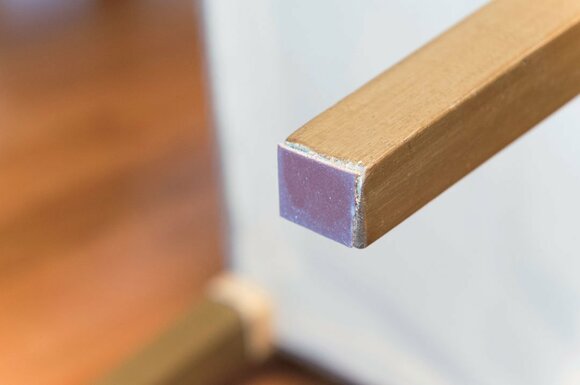 イスの脚の裏に滑りをよくする シールをはる2