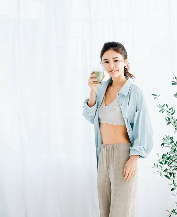 ドリンク片手女性