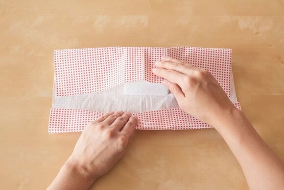 手前は端を内側に少し折ってから、その上にかぶせる